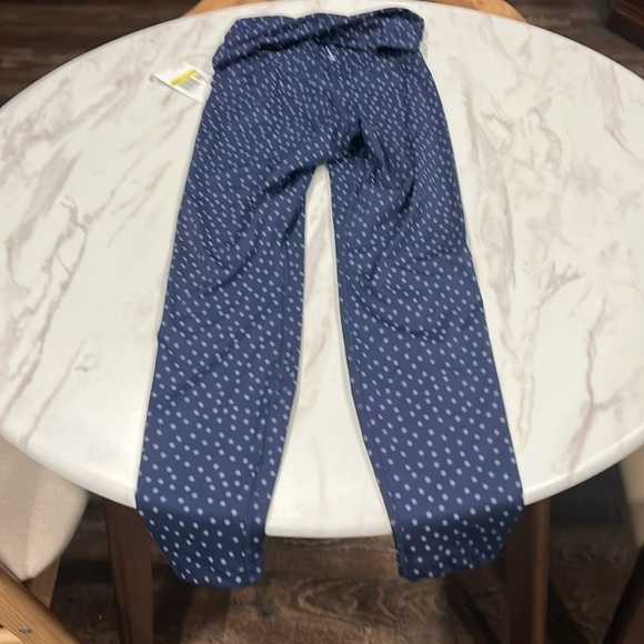 Nike DRI-FIT Twist Top Cropped Yoga Leggings - Picture 3 of 8